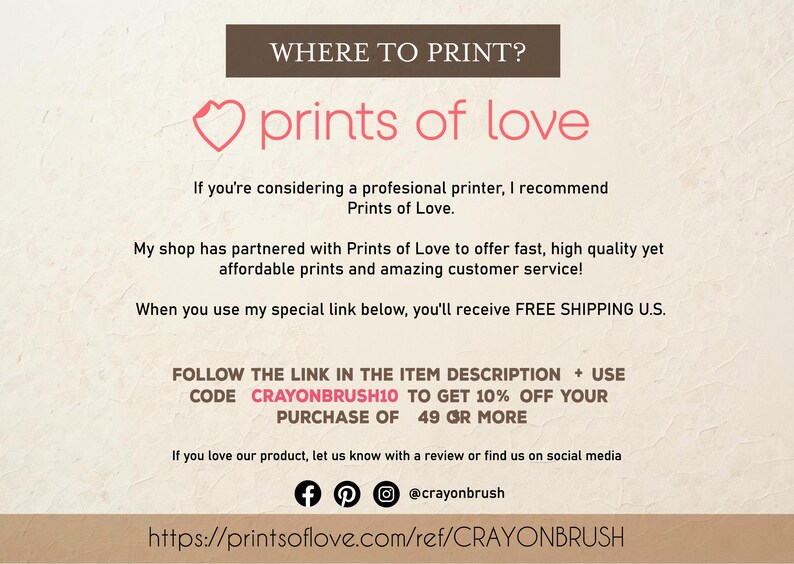 Pu&ograve; includere: Una grafica con il testo "WHERE TO PRINT?" e "prints of love" con un'icona a forma di cuore. Il testo sotto spiega che il negozio ha collaborato con Prints of Love per offrire stampe veloci, di alta qualit&agrave;, convenienti e un servizio clienti eccezionale. Il testo afferma anche che utilizzando il link speciale sottostante, riceverai la spedizione gratuita negli Stati Uniti. Il testo include anche un codice "CRAYONBRUSH10" per ottenere uno sconto del 10% sul tuo acquisto di 49 &euro; o pi&ugrave;. Il testo include anche un link al sito web di Prints of Love e icone dei social media.