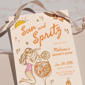 Puede incluir: Una invitaci&oacute;n a una despedida de soltera con una ilustraci&oacute;n de dibujos animados de una mujer en traje de ba&ntilde;o sosteniendo una copa de Aperol Spritz. El texto dice "Sun and Spritz, Join us for a Melissa's Bachelorette Weekend, Jun 26-28th, Miami, Florida, RSVP to Emma at 012.345.6789".