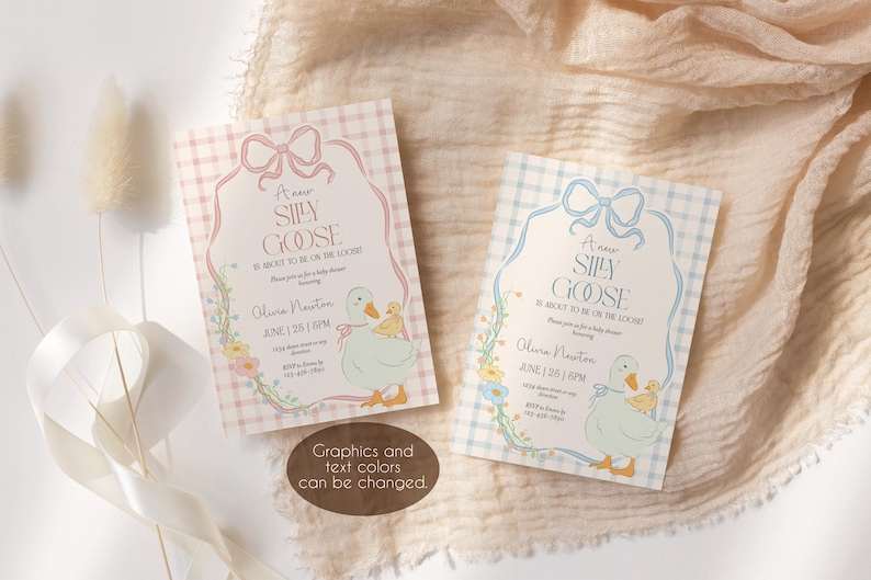 Pu&ograve; includere: Due inviti per una baby shower con uno sfondo a quadri rosa e blu. Ogni invito presenta un'oca di cartone animato con un'oca neonata. Il testo sugli inviti recita "Una nuova oca sciocca sta per essere scatenata!" e include la data e l'ora della doccia.