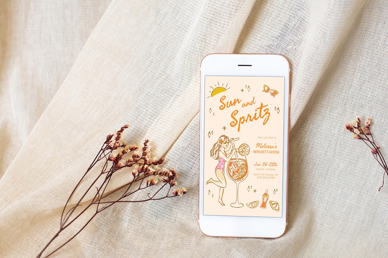 Puede incluir: Un tel&eacute;fono inteligente que muestra una invitaci&oacute;n digital para una fiesta con el tema "Sol y Spritz". La invitaci&oacute;n presenta una ilustraci&oacute;n de dibujos animados de una mujer sosteniendo un vaso de jugo de naranja con una pajita. El texto de la invitaci&oacute;n dice "Sol y Spritz" y "Fin de semana de despedida de soltera de Melissa".