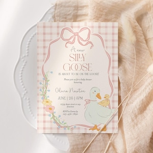Op de afbeelding: Een roze en witte gingham baby shower uitnodiging met een cartoon gans en de tekst "Een nieuwe, dwaze gans is op komst!"  Doe mee met ons voor een baby shower ter ere van Olivia Newton, 26 juni, 17:00 uur, 1234 [adres] of [richting], RSVP naar [telefoonnummer].