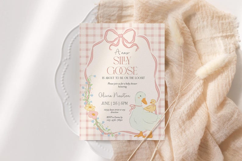 Op de afbeelding: Een roze en witte gingham baby shower uitnodiging met een cartoon gans en de tekst "Een nieuwe, dwaze gans is op komst!"  Doe mee met ons voor een baby shower ter ere van Olivia Newton, 26 juni, 17:00 uur, 1234 [adres] of [richting], RSVP naar [telefoonnummer].