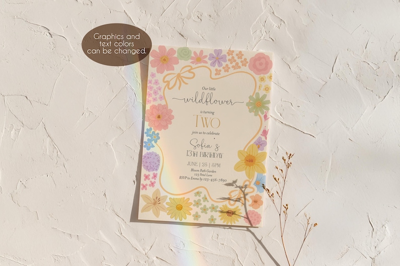 Puede incluir: Una invitaci&oacute;n de cumplea&ntilde;os para un segundo cumplea&ntilde;os con tem&aacute;tica floral. La invitaci&oacute;n presenta un borde colorido de flores y el texto "Nuestra peque&ntilde;a flor silvestre est&aacute; cumpliendo DOS. &Uacute;nase a nosotros para celebrar el 2&ordm; cumplea&ntilde;os de Sof&iacute;a. 2 de junio de 2023 | 16:00. Bloom Park Garden, 1234 Park Ave. RSVP a [email protected] antes del 27 de mayo de 2023."