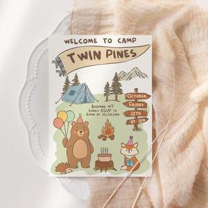 Puede incluir: Una tarjeta de invitaci&oacute;n caprichosa con el texto "WELCOME TO CAMP TWIN PINES". La ilustraci&oacute;n presenta una tienda de campa&ntilde;a, &aacute;rboles, un oso con globos, un zorro con un regalo y un erizo. La tarjeta incluye detalles de RSVP y la fecha del evento.