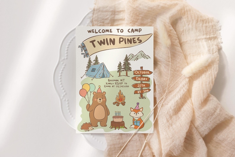 Puede incluir: Una tarjeta de invitaci&oacute;n caprichosa con el texto "WELCOME TO CAMP TWIN PINES". La ilustraci&oacute;n presenta una tienda de campa&ntilde;a, &aacute;rboles, un oso con globos, un zorro con un regalo y un erizo. La tarjeta incluye detalles de RSVP y la fecha del evento.