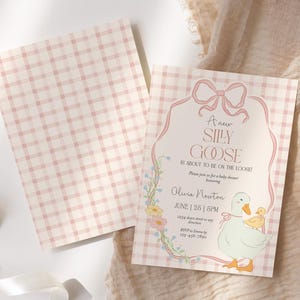 Op de afbeelding: Een roze en witte gingham baby shower uitnodiging met een cartoon gans en de tekst "A new Silly Goose is about to be on the loose!"  Wordt u alstublieft uitgenodigd voor een baby shower ter ere van Olivia Newton op 25 juni om 18:00 uur.