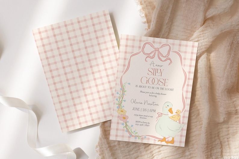 Op de afbeelding: Een roze en witte gingham baby shower uitnodiging met een cartoon gans en de tekst "A new Silly Goose is about to be on the loose!"  Wordt u alstublieft uitgenodigd voor een baby shower ter ere van Olivia Newton op 25 juni om 18:00 uur.