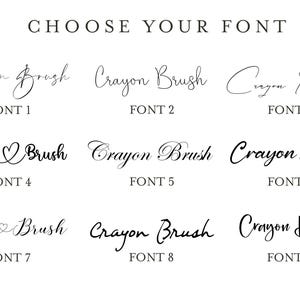 Puede incluir: Imagen que muestra nueve opciones de fuente "Crayon Brush", cada una numerada. El texto "CHOOSE YOUR FONT" est&aacute; en la parte superior. Cada estilo de fuente se presenta en un estilo cursivo y manuscrito, con variaciones en bucles y florituras.