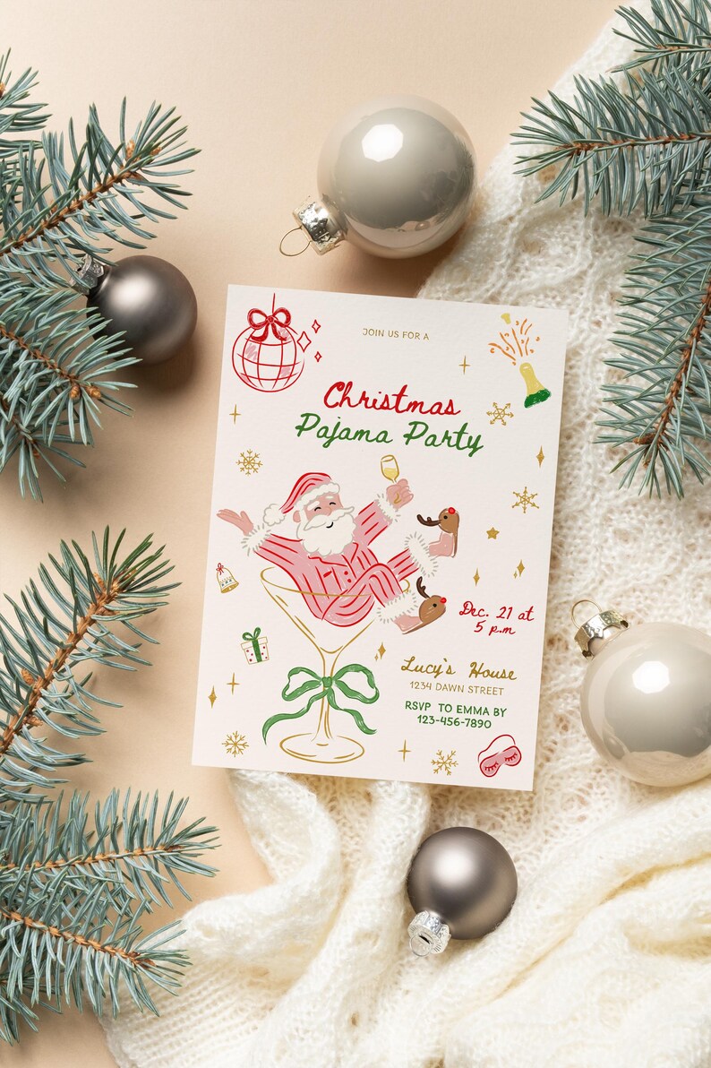 Op de afbeelding: Een feestelijke uitnodiging voor een kerstpyjamaparty met een illustratie van de kerstman in een martiniglas. De uitnodiging is versierd met sneeuwvlokken, kerstballen en dennentakken. De tekst luidt "Christmas Pajama Party".