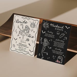 Pode incluir: Dois convites para uma festa tem&aacute;tica de Halloween. Um &eacute; branco sujo com uma ilustra&ccedil;&atilde;o de noiva esqueleto e o texto "Bride or Die". O outro &eacute; preto com um esqueleto e detalhes do evento. Em uma bandeja de madeira.