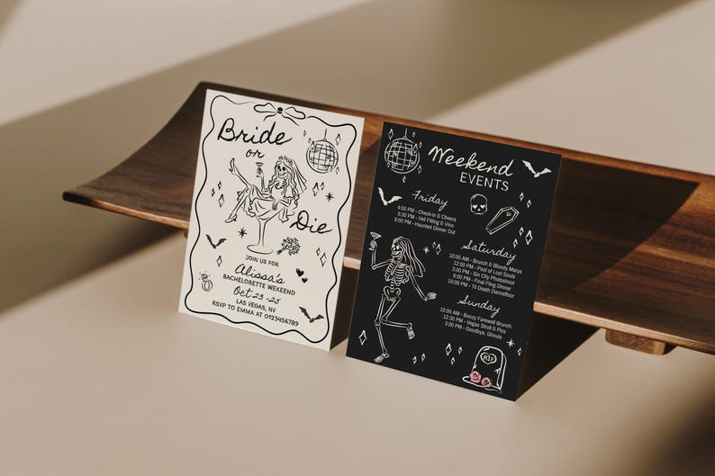 Pode incluir: Dois convites para uma festa tem&aacute;tica de Halloween. Um &eacute; branco sujo com uma ilustra&ccedil;&atilde;o de noiva esqueleto e o texto "Bride or Die". O outro &eacute; preto com um esqueleto e detalhes do evento. Em uma bandeja de madeira.
