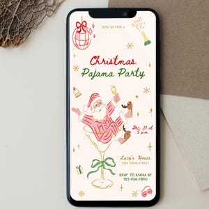 Op de afbeelding: Een smartphone toont een uitnodiging voor een kerstpyjamaparty. Het ontwerp bevat de kerstman in een martini glas, feestelijke illustraties en de tekst "Christmas Pajama Party". De uitnodiging bevat de datum, tijd en RSVP-informatie.
