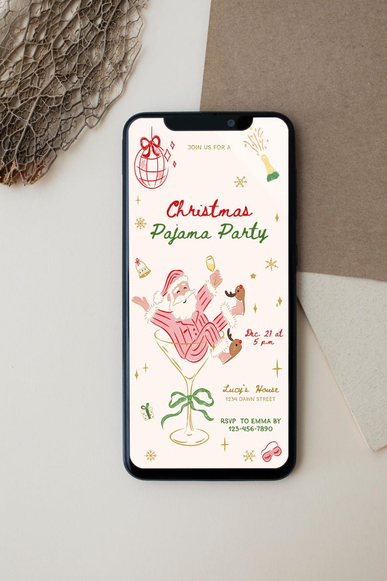 Op de afbeelding: Een smartphone toont een uitnodiging voor een kerstpyjamaparty. Het ontwerp bevat de kerstman in een martini glas, feestelijke illustraties en de tekst "Christmas Pajama Party". De uitnodiging bevat de datum, tijd en RSVP-informatie.