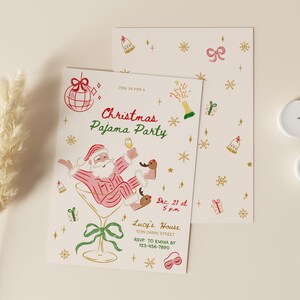 Op de afbeelding: Uitnodiging voor een kerstpyjamaparty met een feestelijk ontwerp. De uitnodiging toont de kerstman in een martini glas, met de tekst "Christmas Pajama Party". De uitnodiging gaat vergezeld van een bijpassende kaart met illustraties met een vakantiethema.