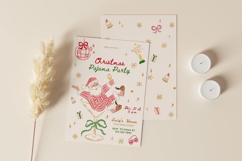 Op de afbeelding: Uitnodiging voor een kerstpyjamaparty met een feestelijk ontwerp. De uitnodiging toont de kerstman in een martini glas, met de tekst "Christmas Pajama Party". De uitnodiging gaat vergezeld van een bijpassende kaart met illustraties met een vakantiethema.