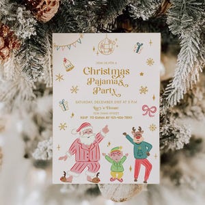 Op de afbeelding: Een uitnodiging voor een kerstpyjamaparty met illustraties van de kerstman, een elf en een rendier die dansen. De uitnodiging is versierd met sneeuwvlokken, bellen en een discobal. De tekst luidt "Join us for a Christmas Pajamas Party."