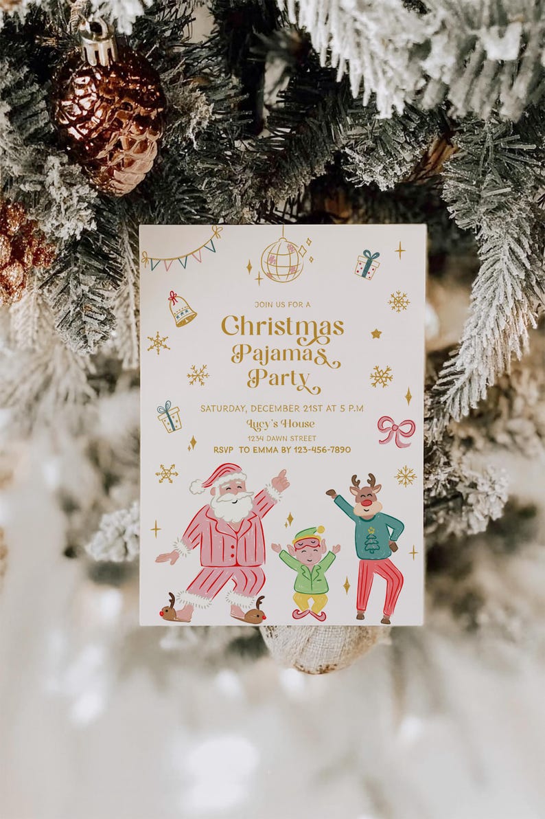 Op de afbeelding: Een uitnodiging voor een kerstpyjamaparty met illustraties van de kerstman, een elf en een rendier die dansen. De uitnodiging is versierd met sneeuwvlokken, bellen en een discobal. De tekst luidt "Join us for a Christmas Pajamas Party."