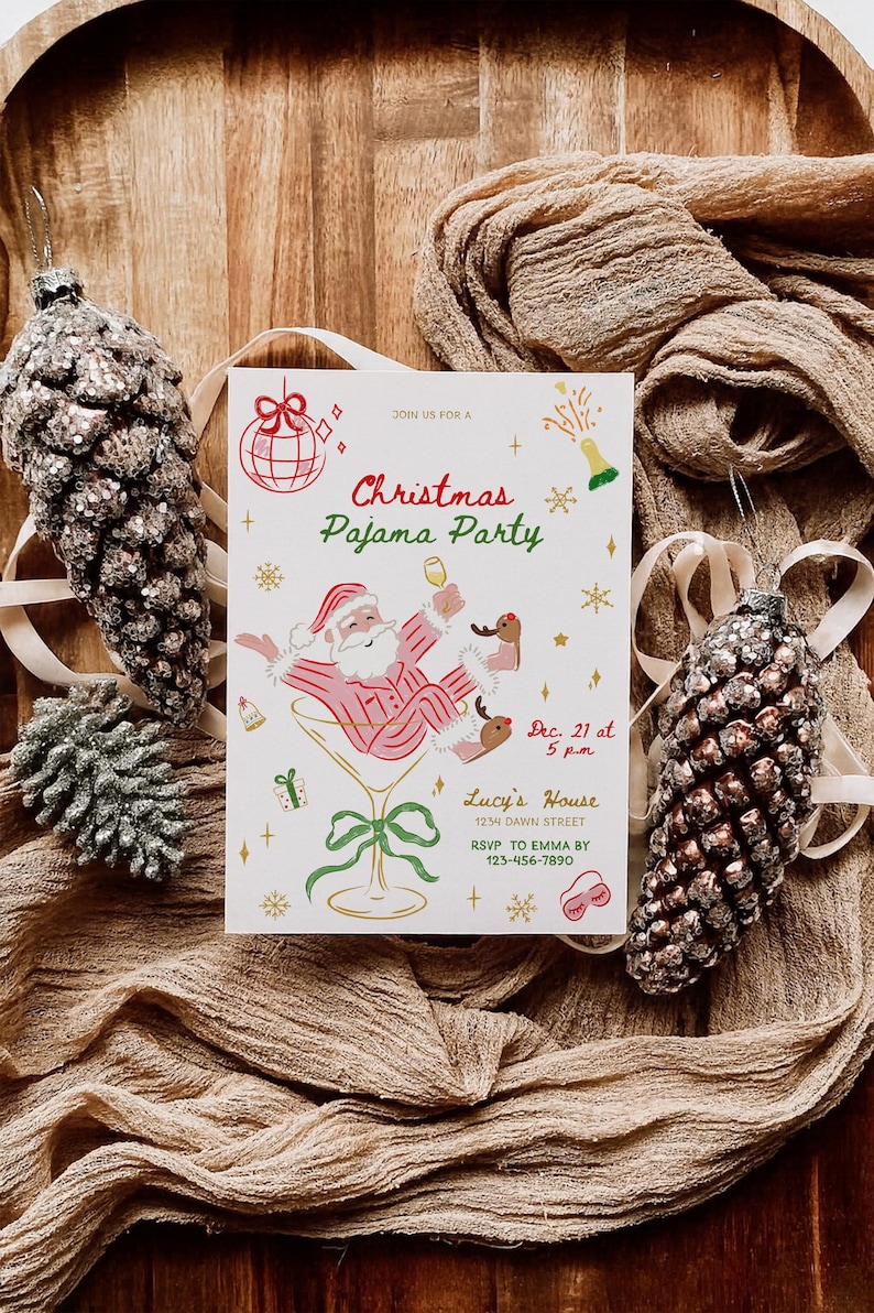 Op de afbeelding: Een uitnodiging voor een kerstpyjamaparty met een feestelijk ontwerp. De kaart toont de kerstman in een martini glas, met de tekst "Christmas Pajama Party". Decoratieve ornamenten en stof maken het thema compleet.
