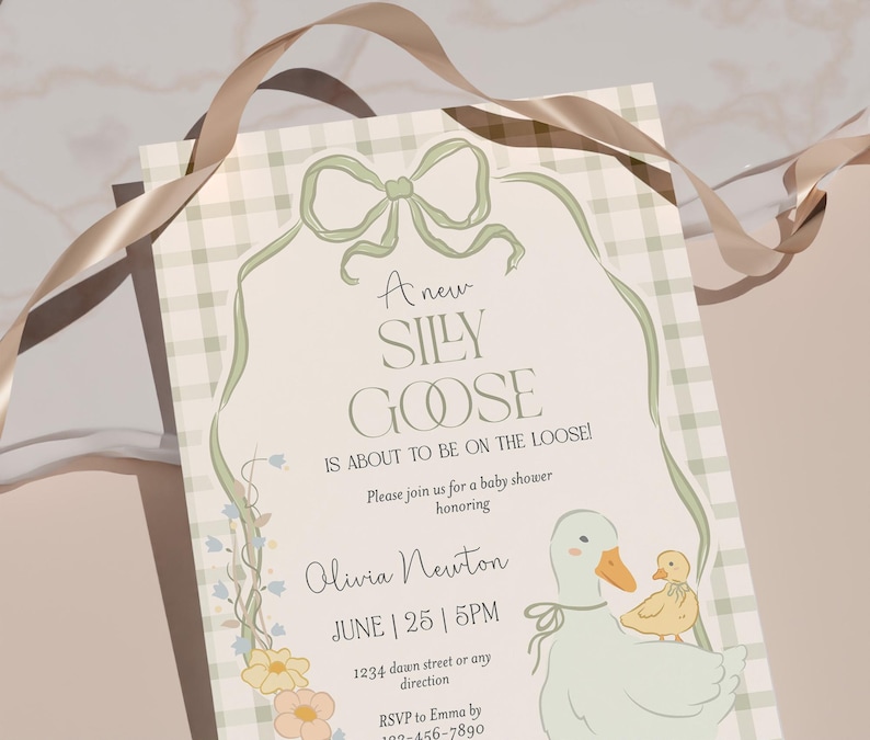 以下が含まれることがあります： 風変わりなデザインのベビーシャワーの招待状。「A new SILLY GOOSE is about to be on the loose!」というテキストが装飾的なフォントで表示され、ガチョウとガチョウの絵が描かれています。招待状は、緑のリボンと花のアクセントで飾られています。
