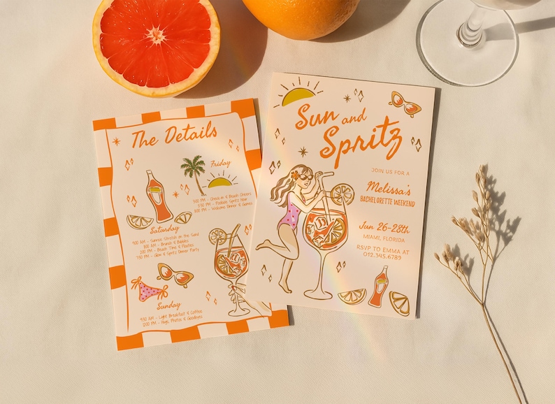Puede incluir: Una invitaci&oacute;n a una despedida de soltera con un esquema de color naranja y blanco. La invitaci&oacute;n presenta una ilustraci&oacute;n de dibujos animados de una mujer en traje de ba&ntilde;o rosa sosteniendo un vaso de jugo de naranja. El texto de la invitaci&oacute;n dice "Sun and Spritz" y "&Uacute;nete a nosotros para una despedida de soltera de Melissa".