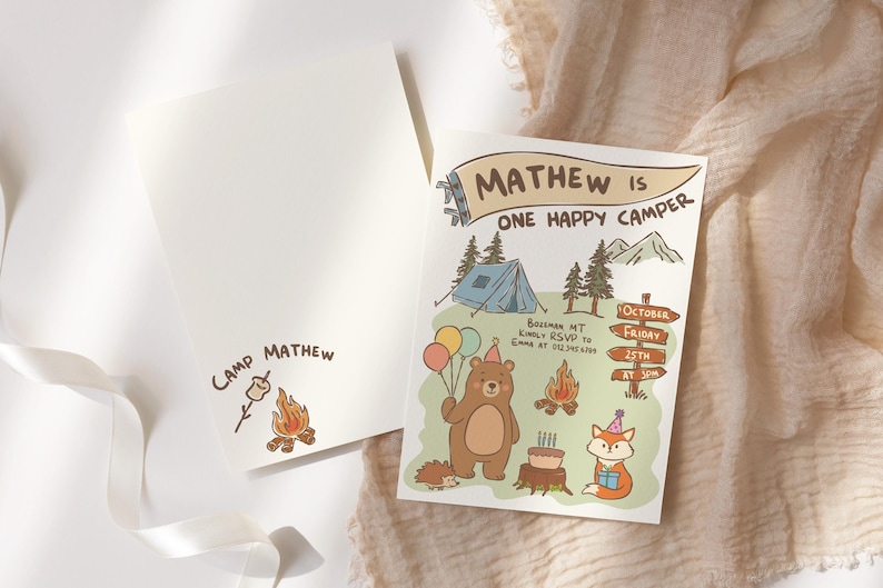 Puede incluir: Un juego de dos tarjetas de invitaci&oacute;n color crema. Una tarjeta presenta el texto "Camp Mathew" con una ilustraci&oacute;n de fogata y malvavisco. La otra tarjeta tiene una ilustraci&oacute;n con tem&aacute;tica de campamento con el texto "Mathew is One Happy Camper".