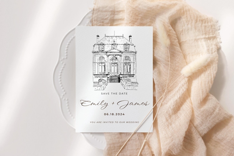 Puede incluir: Tarjeta de invitaci&oacute;n de boda blanca con un dibujo lineal negro de un edificio se&ntilde;orial. El texto "SAVE THE DATE" est&aacute; sobre los nombres "Emily + James" y la fecha "06.18.2024". La tarjeta est&aacute; sobre un plato blanco con una tela beige.
