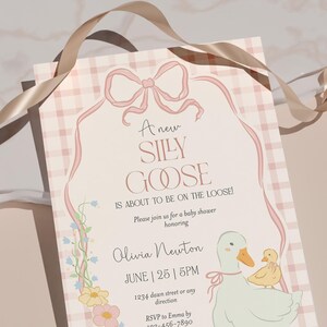 Op de afbeelding: Een roze en witte gingham baby shower uitnodiging met een roze strik en een cartoon gans. De tekst luidt "Een nieuwe, dwaze gans is op komst!"  Kom gezellig langs voor een baby shower ter ere van Olivia Newton. 25 juni, 17:00 uur. 1234 dawn street of een andere locatie. RSVP naar Emma via 103-456-7890.