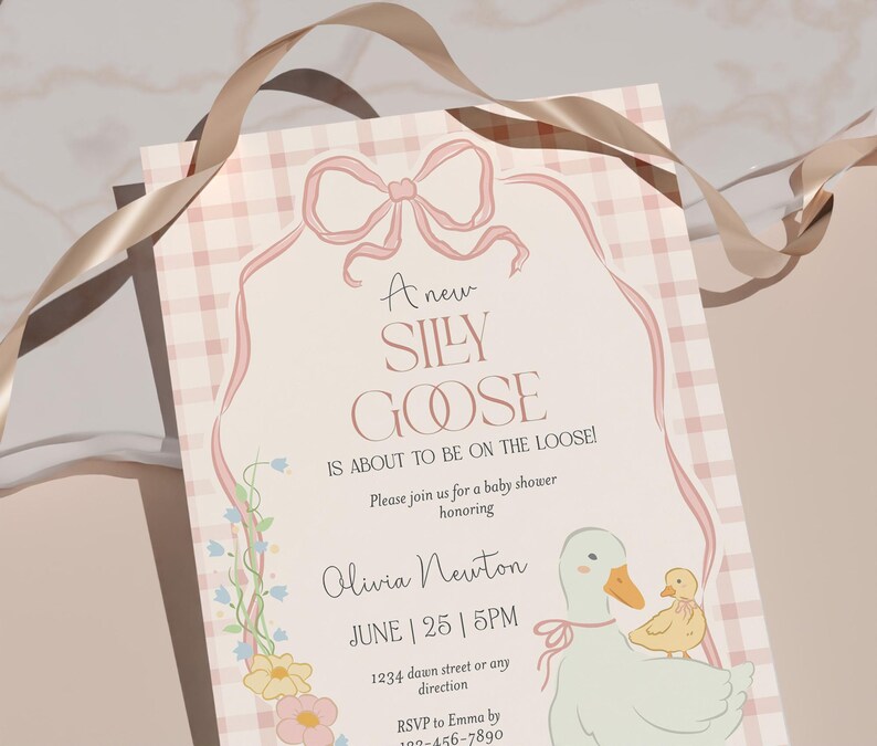 Op de afbeelding: Een roze en witte gingham baby shower uitnodiging met een roze strik en een cartoon gans. De tekst luidt "Een nieuwe, dwaze gans is op komst!"  Kom gezellig langs voor een baby shower ter ere van Olivia Newton. 25 juni, 17:00 uur. 1234 dawn street of een andere locatie. RSVP naar Emma via 103-456-7890.