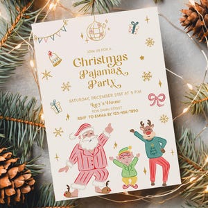 Op de afbeelding: Uitnodigingskaart voor een kerstpyjamaparty met illustraties van de kerstman, een rendier en een elf. De uitnodiging bevat de evenementdetails: datum, tijd en locatie. De kaart is versierd met feestelijke elementen.