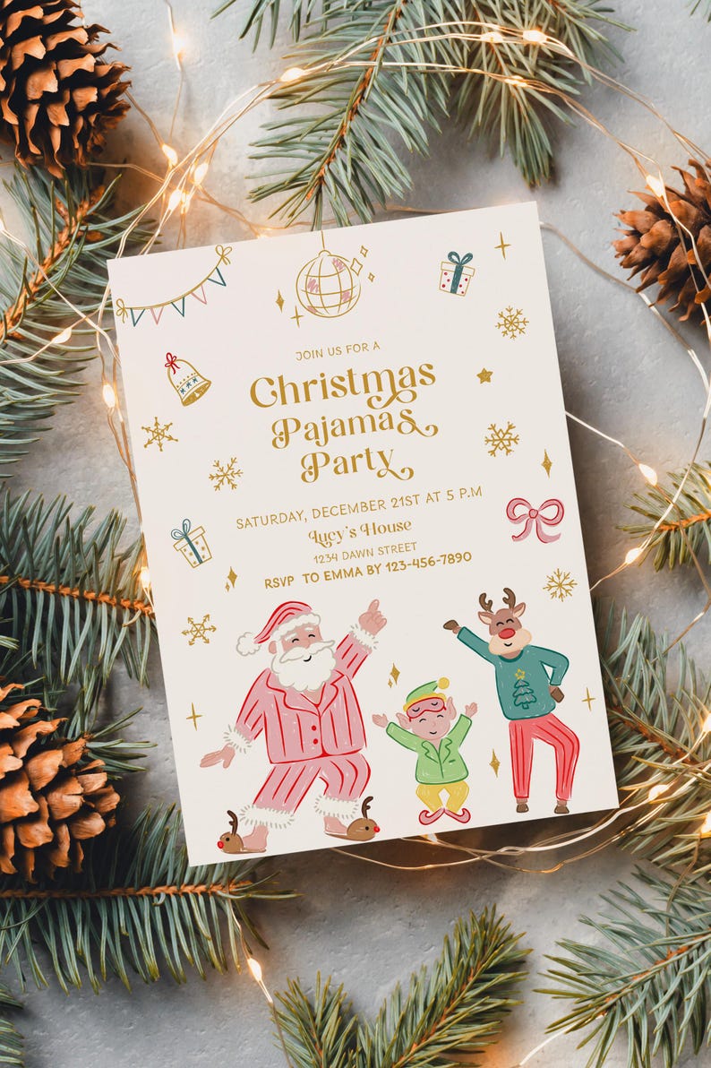 Op de afbeelding: Uitnodigingskaart voor een kerstpyjamaparty met illustraties van de kerstman, een rendier en een elf. De uitnodiging bevat de evenementdetails: datum, tijd en locatie. De kaart is versierd met feestelijke elementen.