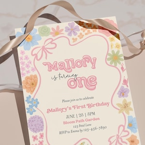 Puede incluir: Una invitaci&oacute;n de cumplea&ntilde;os floral rosa pastel y blanca para un primer cumplea&ntilde;os. La invitaci&oacute;n presenta el nombre "Mallory" en letras rosas con el texto "is turning one" en letras rosas m&aacute;s peque&ntilde;as. La invitaci&oacute;n tambi&eacute;n incluye la fecha, la hora y la ubicaci&oacute;n de la fiesta.