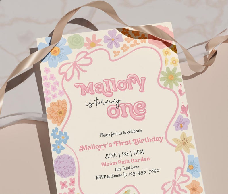 Puede incluir: Una invitaci&oacute;n de cumplea&ntilde;os floral rosa pastel y blanca para un primer cumplea&ntilde;os. La invitaci&oacute;n presenta el nombre "Mallory" en letras rosas con el texto "is turning one" en letras rosas m&aacute;s peque&ntilde;as. La invitaci&oacute;n tambi&eacute;n incluye la fecha, la hora y la ubicaci&oacute;n de la fiesta.