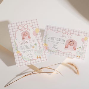 Puede incluir: Tarjeta de agradecimiento rosa y blanca con un patr&oacute;n de cuadros vichy y una foto de una ni&ntilde;a peque&ntilde;a. La tarjeta dice "Gracias por venir a mi primera fiesta de cumplea&ntilde;os! Hiciste que mi d&iacute;a especial fuera tan divertido! Tengo suerte de tenerte en mi vida! Con amor, [Name]"