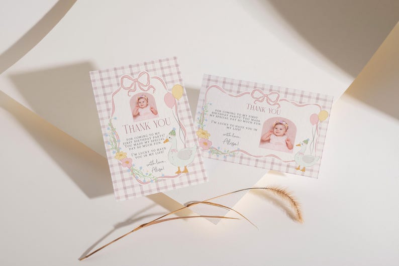 Puede incluir: Tarjeta de agradecimiento rosa y blanca con un patr&oacute;n de cuadros vichy y una foto de una ni&ntilde;a peque&ntilde;a. La tarjeta dice "Gracias por venir a mi primera fiesta de cumplea&ntilde;os! Hiciste que mi d&iacute;a especial fuera tan divertido! Tengo suerte de tenerte en mi vida! Con amor, [Name]"