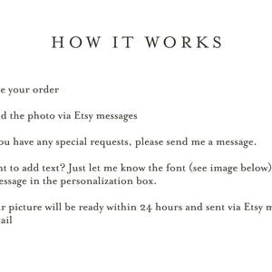Puede incluir: Fondo blanco con el texto "HOW IT WORKS" en la parte superior. Debajo, pasos numerados explican el proceso: realizar un pedido, enviar una foto a trav&eacute;s de mensajes de Etsy, solicitudes especiales, agregar texto y entrega de la imagen en 24 horas por mensajes de Etsy o correo electr&oacute;nico.
