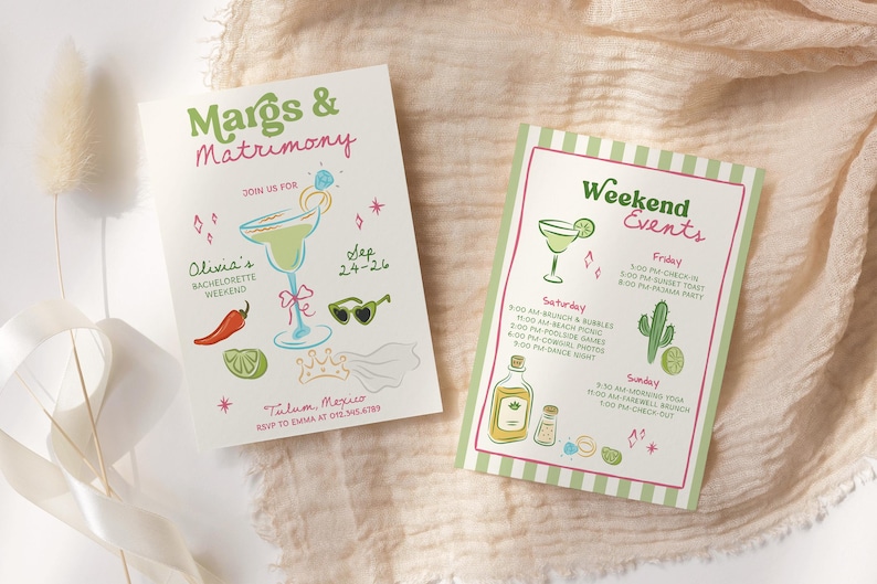 Op de afbeelding: Twee uitnodigingskaarten met een margarita-thema. E&eacute;n kaart zegt "Margs & Matrimony" met een margarita-illustratie, de andere zegt "Weekend Events" met een cactus- en tequila-flesillustratie. De kaarten liggen op een beige stof.