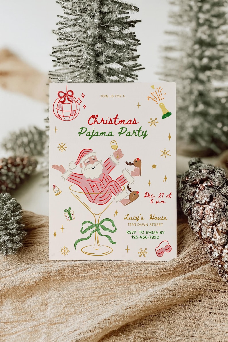 Op de afbeelding: Een uitnodiging voor een kerstpyjamaparty met een illustratie van de kerstman in een cocktailglas. De uitnodiging bevat de tekst "Christmas Pajama Party", datum, tijd en RSVP-informatie. Het ontwerp gebruikt rode, groene en gouden accenten.