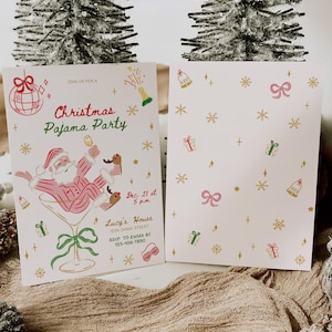 Op de afbeelding: Kerstpyjamafeestuitnodiging met de kerstman in een martiniglas. De uitnodiging is roze en wit met gouden en groene accenten. De achterkant van de uitnodiging heeft een patroon van strikken, cadeaus en sneeuwvlokken.