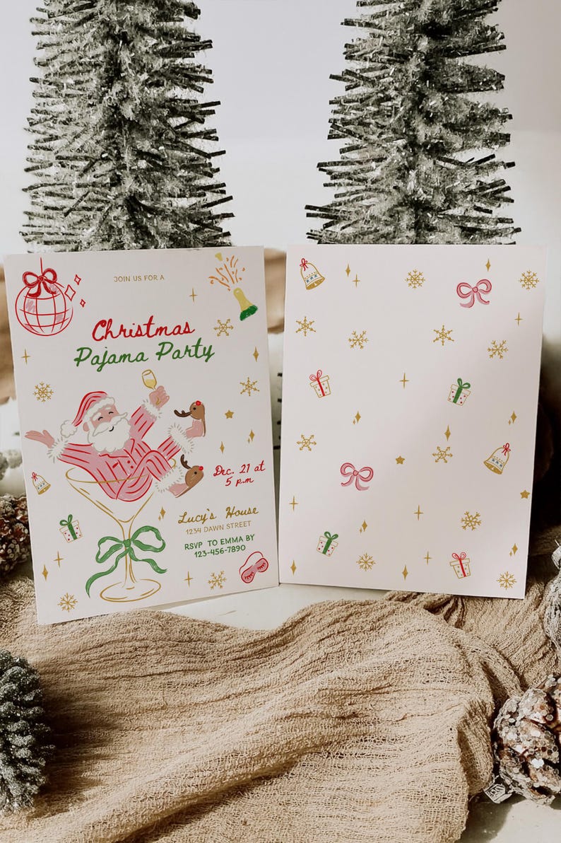 Op de afbeelding: Kerstpyjamafeestuitnodiging met de kerstman in een martiniglas. De uitnodiging is roze en wit met gouden en groene accenten. De achterkant van de uitnodiging heeft een patroon van strikken, cadeaus en sneeuwvlokken.