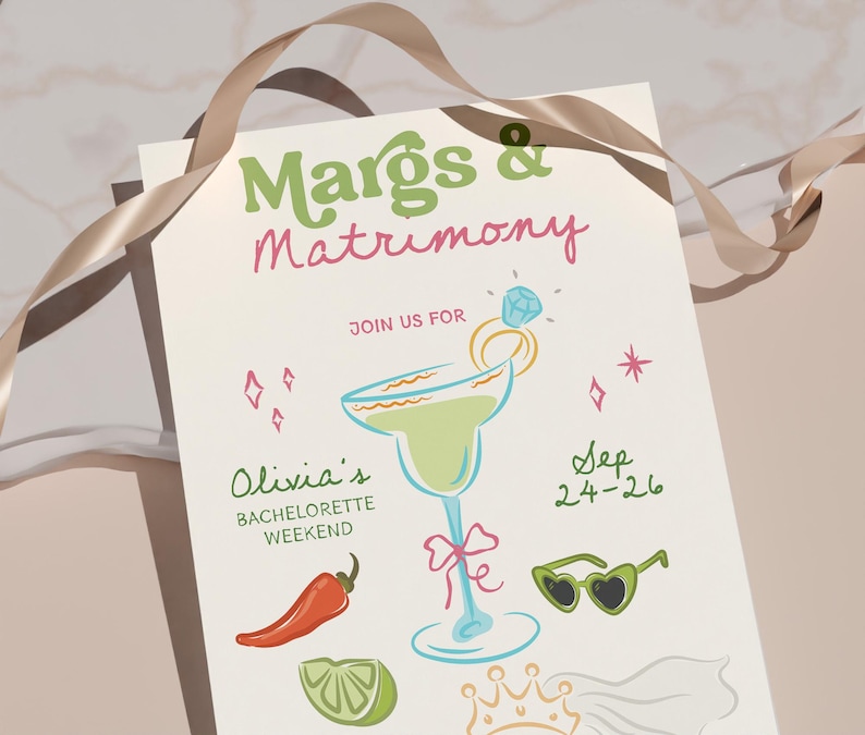 Op de afbeelding: Een cr&egrave;mekleurige uitnodiging met de tekst "Margs & Matrimony" in groen en roze. De uitnodiging bevat illustraties van een margarita, een zonnebril en een chilipeper. De tekst luidt "Olivia's Bachelorette Weekend" en "Sep 24-26".