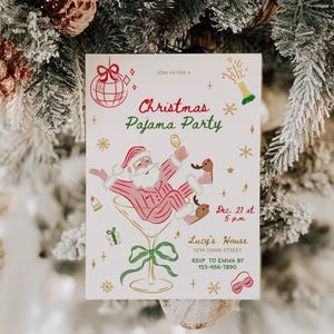 Op de afbeelding: Uitnodiging voor een kerstpyjamaparty met een illustratie van de kerstman in een martiniglas. De uitnodiging is wit met rode en groene accenten en bevat de datum, tijd en locatie.