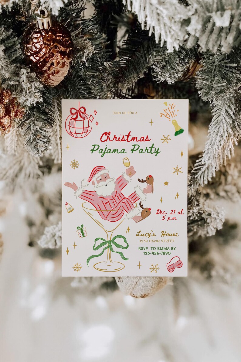 Op de afbeelding: Uitnodiging voor een kerstpyjamaparty met een illustratie van de kerstman in een martiniglas. De uitnodiging is wit met rode en groene accenten en bevat de datum, tijd en locatie.