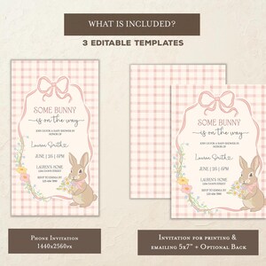 Op de afbeelding: Baby shower uitnodigingssjablonen met een roze ruitjesachtergrond. Het ontwerp toont een konijnillustratie, bloemaccenten en de tekst "Some Bunny is on the Way". Inclusief bewerkbare sjablonen.