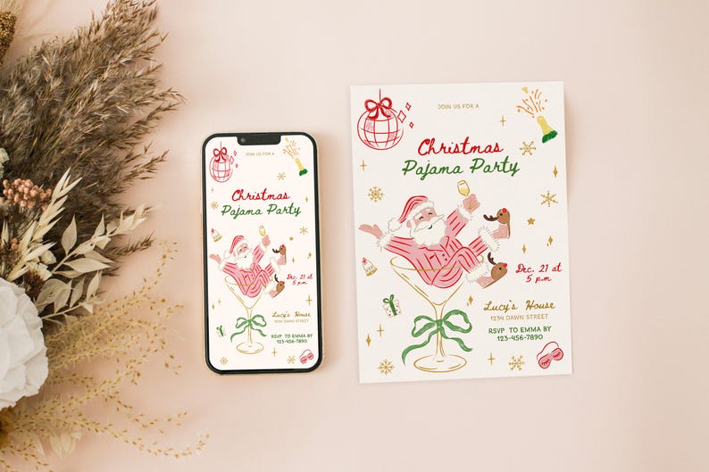 Op de afbeelding: Een smartphone en een uitnodigingskaart met een thema voor een kerstpyjamaparty. De uitnodiging toont de kerstman in een martiniglas, met tekst en feestelijke illustraties. De telefoon toont hetzelfde ontwerp.