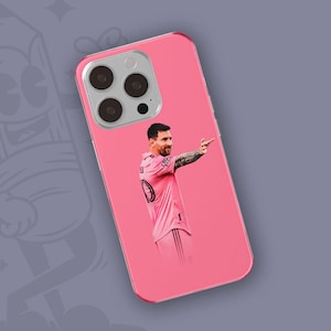 Peut inclure: Coque de t&eacute;l&eacute;phone rose avec une photo d'un joueur de football portant un maillot rose et pointant vers la droite.