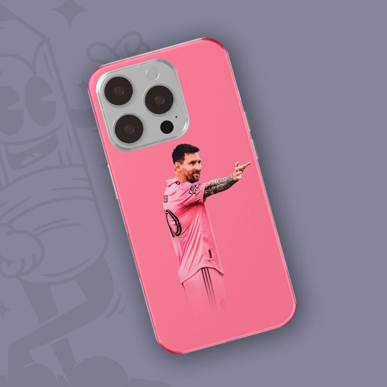 Peut inclure: Coque de t&eacute;l&eacute;phone rose avec une photo d'un joueur de football portant un maillot rose et pointant vers la droite.