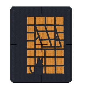 Op de afbeelding: Een zwart katten silhouet kijkt uit een raam met oranje ruitvormige ruiten. Het raam is omlijst door een donkerblauwe rand.