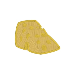 Op de afbeelding: Geborduurde patch van een stuk kaas. De kaas is geel met verschillende ronde gaten en een hap uit de zijkant. De patch heeft een gedetailleerd, gestructureerd uiterlijk.