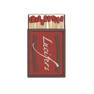Op de afbeelding: Een rood en bruin luciferdoosje met het woord "Lucifer's" erop gedrukt. Het luciferdoosje is gevuld met rode lucifers.