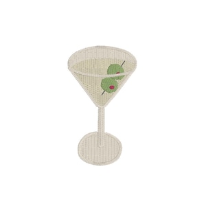 Op de afbeelding: Geborduurd martini glas met twee groene olijven op een cocktailprikker. Het glas is gevuld met een lichtgekleurde vloeistof en heeft een crèmekleurige steel en voet. Het ontwerp is een eenvoudige, strakke illustratie.